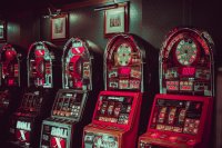 Het verschil tussen online en fysieke casino's